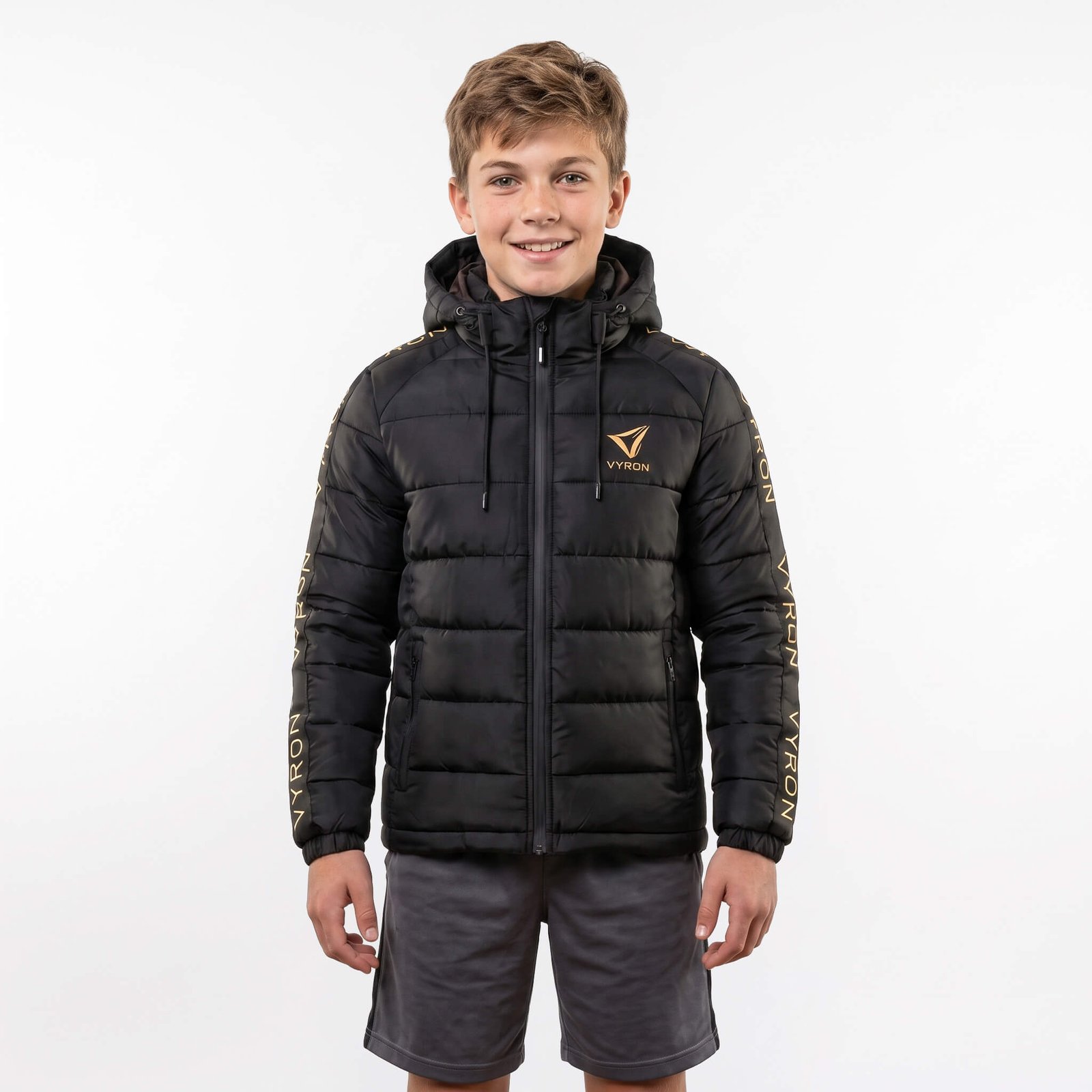 Vyron Onyx Serie Set Unser nach Schweizer Ingenieurskunst entwickeltes Textilportfolio trägt die Vision Ihres Vereins in jeden Bereich des Spielfelds. Mit einer Größenauswahl von S bis 2XL und Optionen für Standard-, Technik- oder Jacquard-Stoffe bauen wir eine vollständige, maßgeschneiderte Identität für Ihr Team auf.