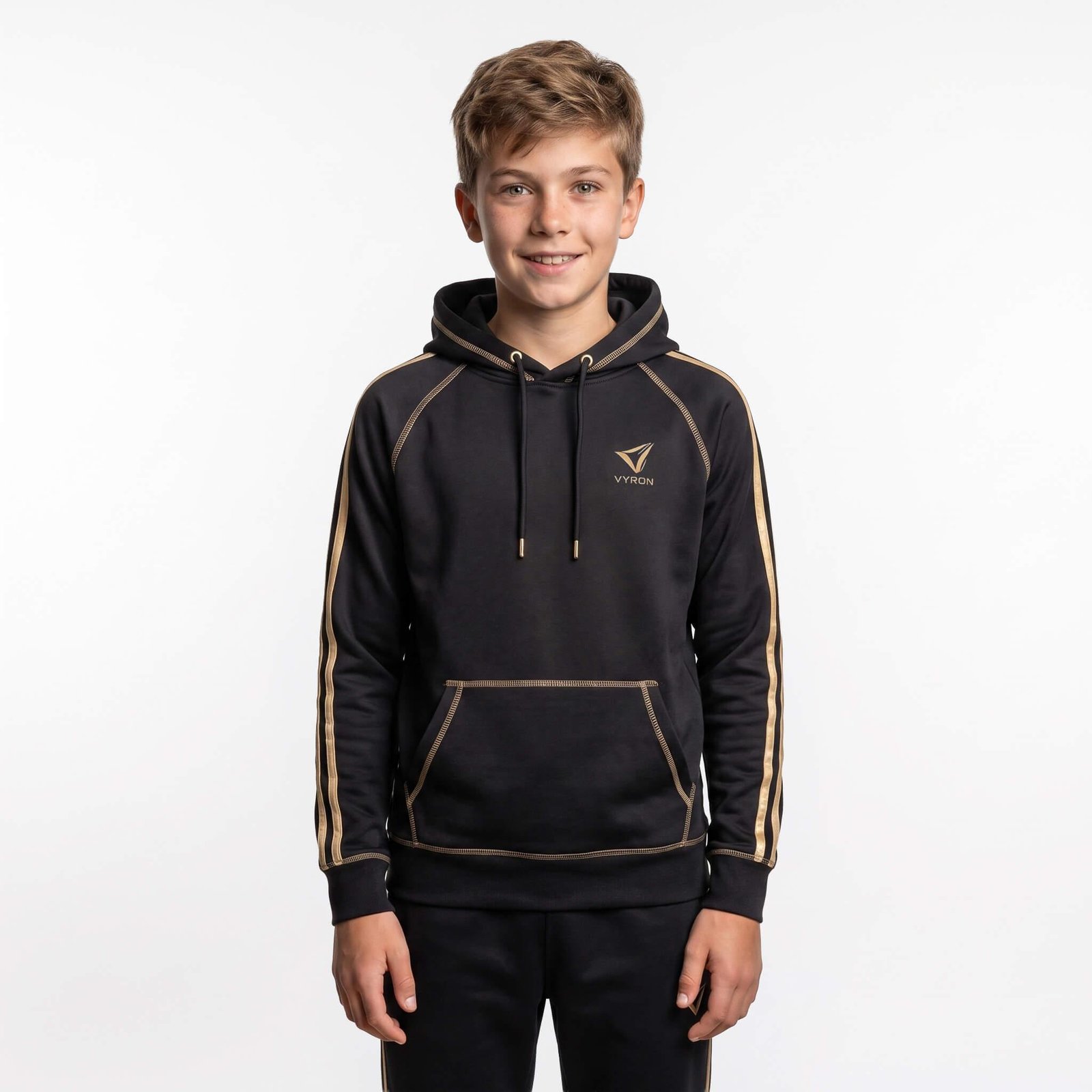 Vyron Onyx Serie Set Unser nach Schweizer Ingenieurskunst entwickeltes Textilportfolio trägt die Vision Ihres Vereins in jeden Bereich des Spielfelds. Mit einer Größenauswahl von S bis 2XL und Optionen für Standard-, Technik- oder Jacquard-Stoffe bauen wir eine vollständige, maßgeschneiderte Identität für Ihr Team auf.