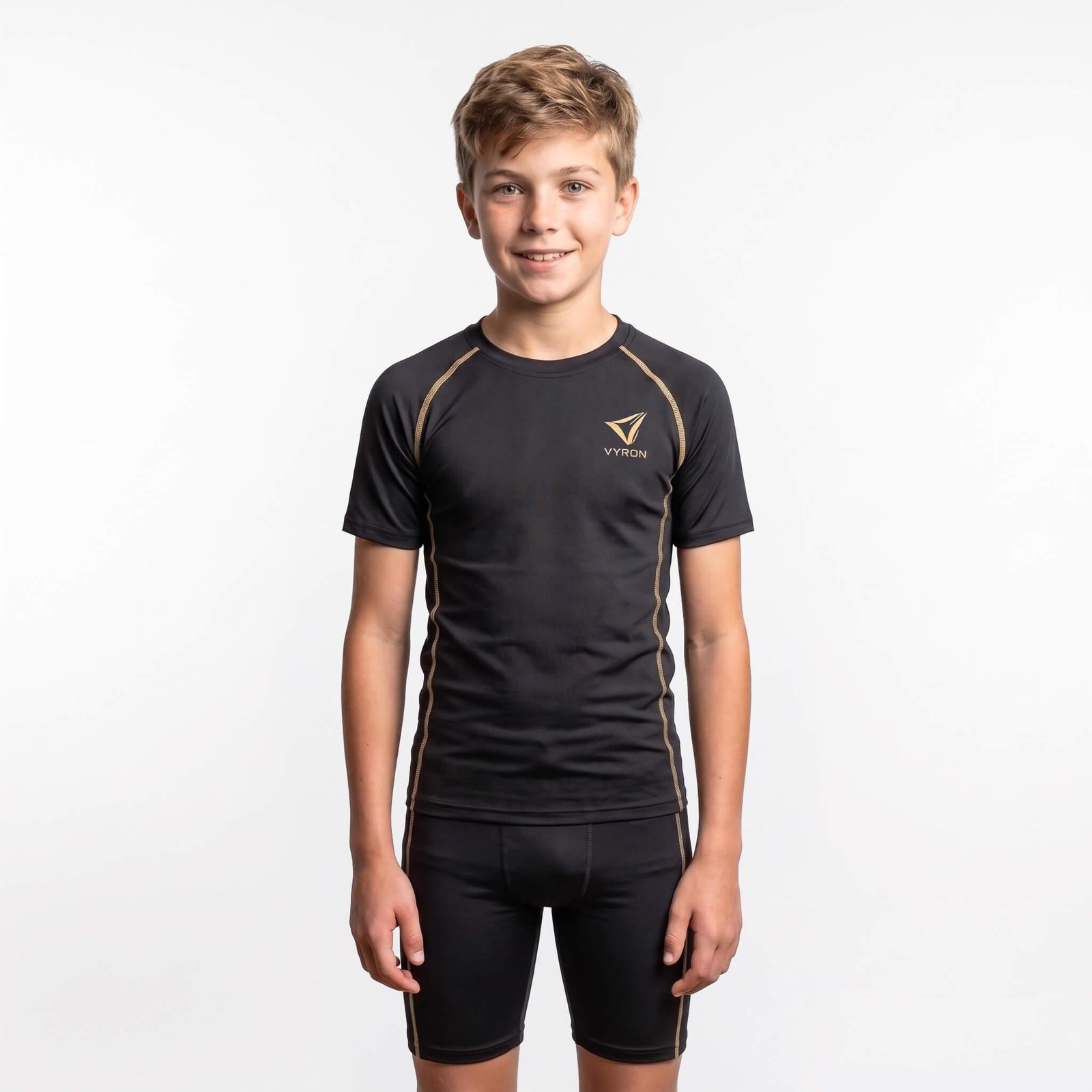 Vyron Onyx Serie Set Unser nach Schweizer Ingenieurskunst entwickeltes Textilportfolio trägt die Vision Ihres Vereins in jeden Bereich des Spielfelds. Mit einer Größenauswahl von S bis 2XL und Optionen für Standard-, Technik- oder Jacquard-Stoffe bauen wir eine vollständige, maßgeschneiderte Identität für Ihr Team auf.