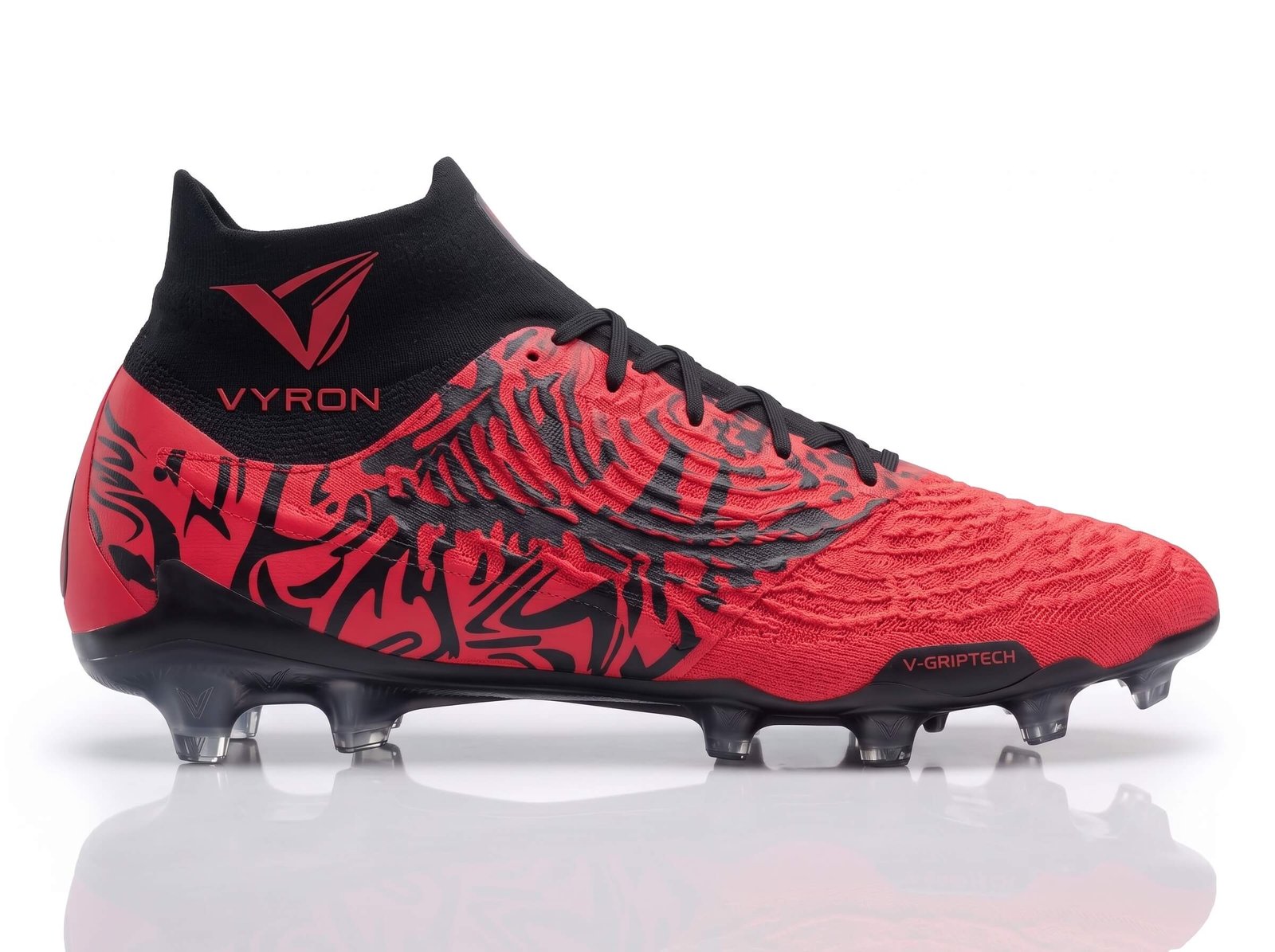 Vyron Stealth AG Elite Ihre Stärke auf dem Platz liegt in der Verbindung zum Boden verborgen. Unsere Kollektion bietet spezielle Sohlentechnologien, die für FG (Fester Rasen), SG (Weicher Rasen), AG (Kunstrasen), TF (Turf), IC (Halle) und Laufdynamiken geeignet sind. Fügen Sie mit unserer Größenauswahl von 28 bis 45, die vom Nachwuchs bis zur ersten Mannschaft reicht, die richtige Ausrüstung zur Maximierung der Leistung jedes Athleten Ihrer Angebotsliste hinzu.