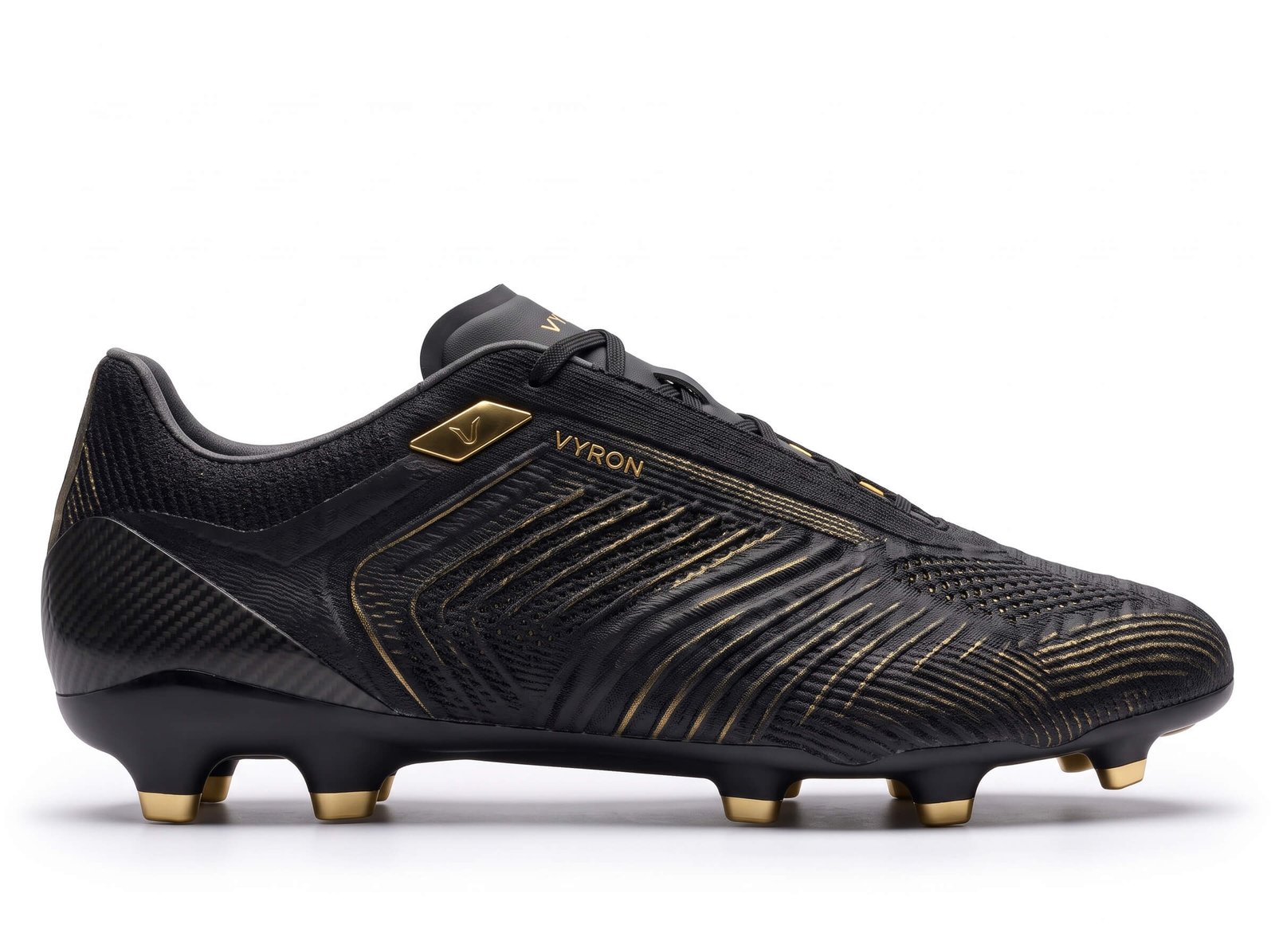 Vyron Apex FG Pro Ihre Stärke auf dem Platz liegt in der Verbindung zum Boden verborgen. Unsere Kollektion bietet spezielle Sohlentechnologien, die für FG (Fester Rasen), SG (Weicher Rasen), AG (Kunstrasen), TF (Turf), IC (Halle) und Laufdynamiken geeignet sind. Fügen Sie mit unserer Größenauswahl von 28 bis 45, die vom Nachwuchs bis zur ersten Mannschaft reicht, die richtige Ausrüstung zur Maximierung der Leistung jedes Athleten Ihrer Angebotsliste hinzu.