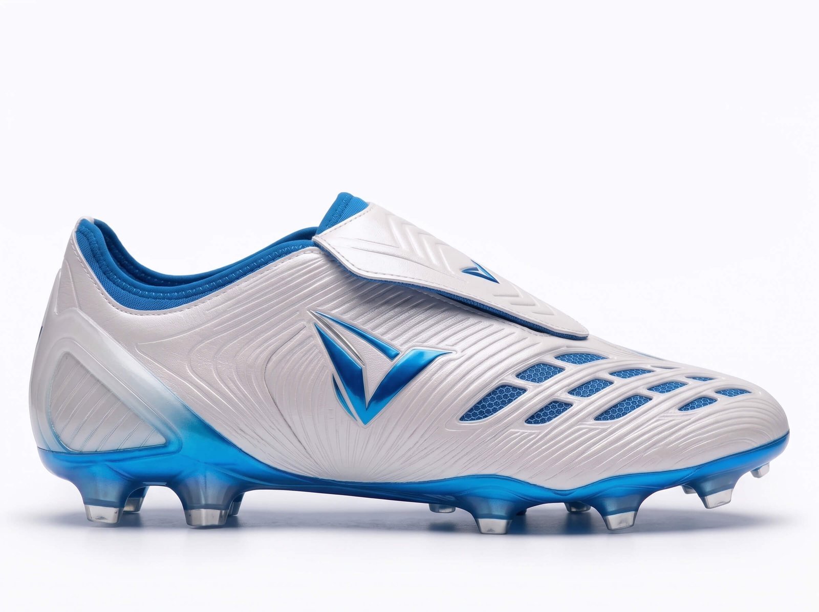 Vyron Velocity FG Pro Ihre Stärke auf dem Platz liegt in der Verbindung zum Boden verborgen. Unsere Kollektion bietet spezielle Sohlentechnologien, die für FG (Fester Rasen), SG (Weicher Rasen), AG (Kunstrasen), TF (Turf), IC (Halle) und Laufdynamiken geeignet sind. Fügen Sie mit unserer Größenauswahl von 28 bis 45, die vom Nachwuchs bis zur ersten Mannschaft reicht, die richtige Ausrüstung zur Maximierung der Leistung jedes Athleten Ihrer Angebotsliste hinzu.