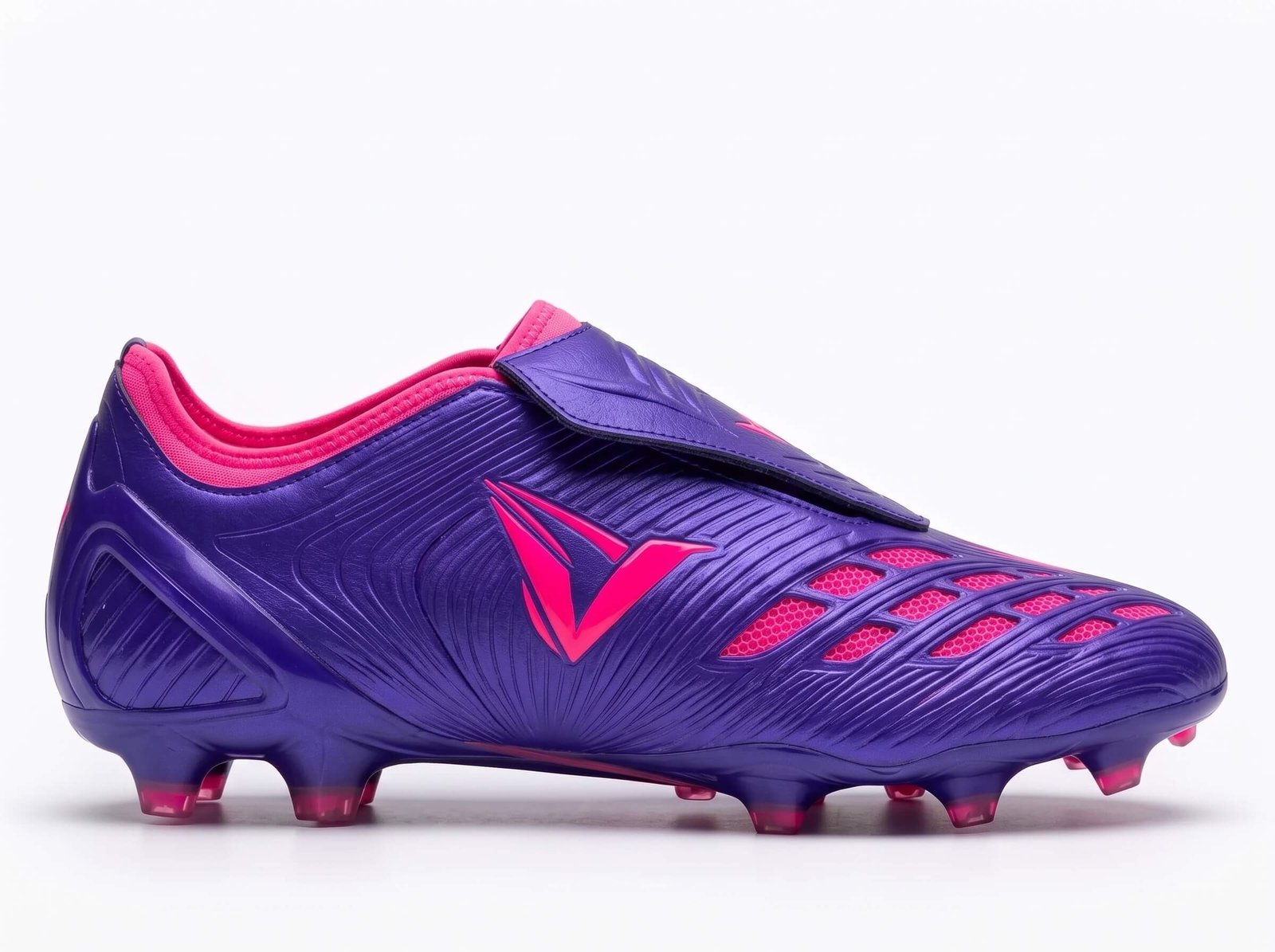 Vyron Velocity FG Pro Ihre Stärke auf dem Platz liegt in der Verbindung zum Boden verborgen. Unsere Kollektion bietet spezielle Sohlentechnologien, die für FG (Fester Rasen), SG (Weicher Rasen), AG (Kunstrasen), TF (Turf), IC (Halle) und Laufdynamiken geeignet sind. Fügen Sie mit unserer Größenauswahl von 28 bis 45, die vom Nachwuchs bis zur ersten Mannschaft reicht, die richtige Ausrüstung zur Maximierung der Leistung jedes Athleten Ihrer Angebotsliste hinzu.