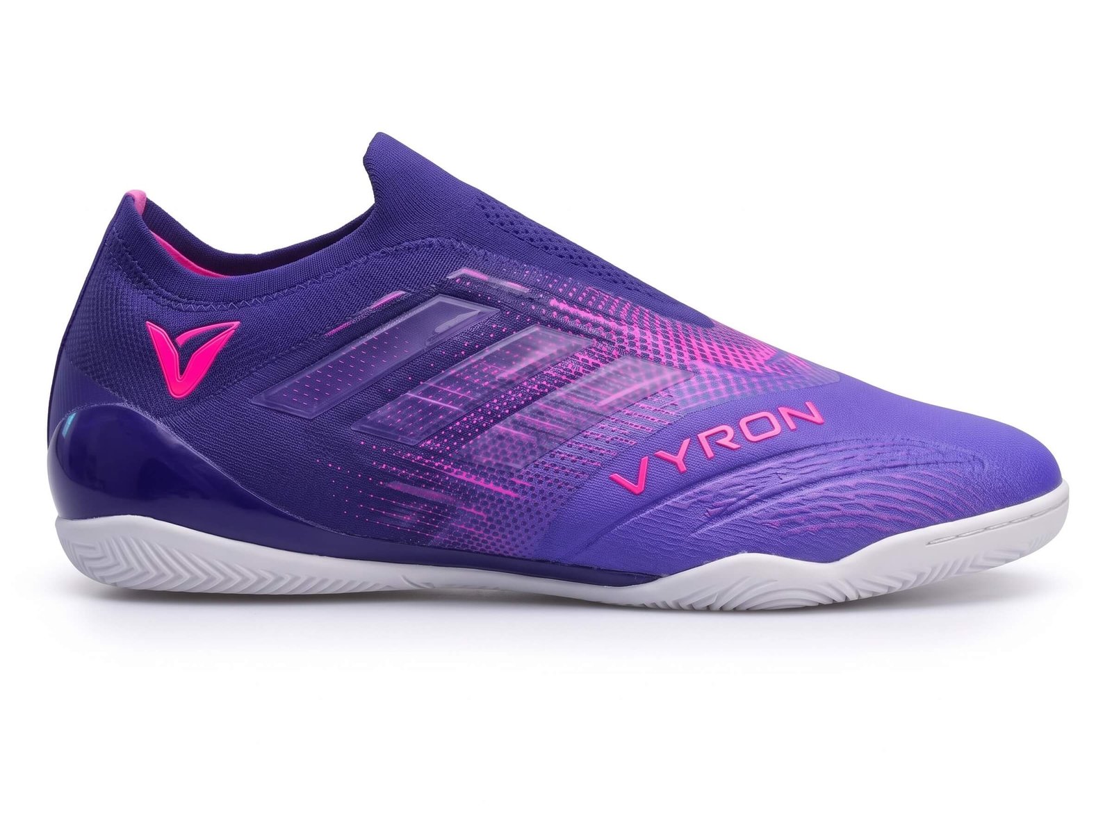 Vyron Onyx IC Pro Ihre Stärke auf dem Platz liegt in der Verbindung zum Boden verborgen. Unsere Kollektion bietet spezielle Sohlentechnologien, die für FG (Fester Rasen), SG (Weicher Rasen), AG (Kunstrasen), TF (Turf), IC (Halle) und Laufdynamiken geeignet sind. Fügen Sie mit unserer Größenauswahl von 28 bis 45, die vom Nachwuchs bis zur ersten Mannschaft reicht, die richtige Ausrüstung zur Maximierung der Leistung jedes Athleten Ihrer Angebotsliste hinzu.