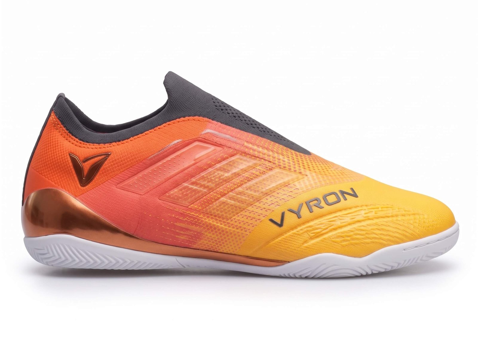 Vyron Onyx IC Pro Ihre Stärke auf dem Platz liegt in der Verbindung zum Boden verborgen. Unsere Kollektion bietet spezielle Sohlentechnologien, die für FG (Fester Rasen), SG (Weicher Rasen), AG (Kunstrasen), TF (Turf), IC (Halle) und Laufdynamiken geeignet sind. Fügen Sie mit unserer Größenauswahl von 28 bis 45, die vom Nachwuchs bis zur ersten Mannschaft reicht, die richtige Ausrüstung zur Maximierung der Leistung jedes Athleten Ihrer Angebotsliste hinzu.