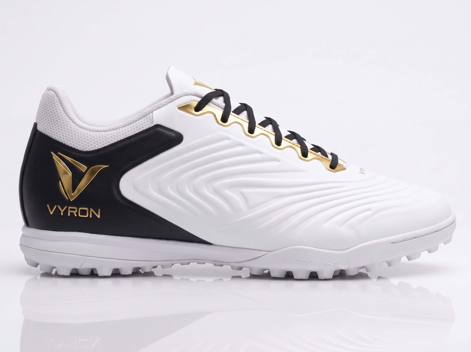 Vyron Kinetic TF Pro Ihre Stärke auf dem Platz liegt in der Verbindung zum Boden verborgen. Unsere Kollektion bietet spezielle Sohlentechnologien, die für FG (Fester Rasen), SG (Weicher Rasen), AG (Kunstrasen), TF (Turf), IC (Halle) und Laufdynamiken geeignet sind. Fügen Sie mit unserer Größenauswahl von 28 bis 45, die vom Nachwuchs bis zur ersten Mannschaft reicht, die richtige Ausrüstung zur Maximierung der Leistung jedes Athleten Ihrer Angebotsliste hinzu.