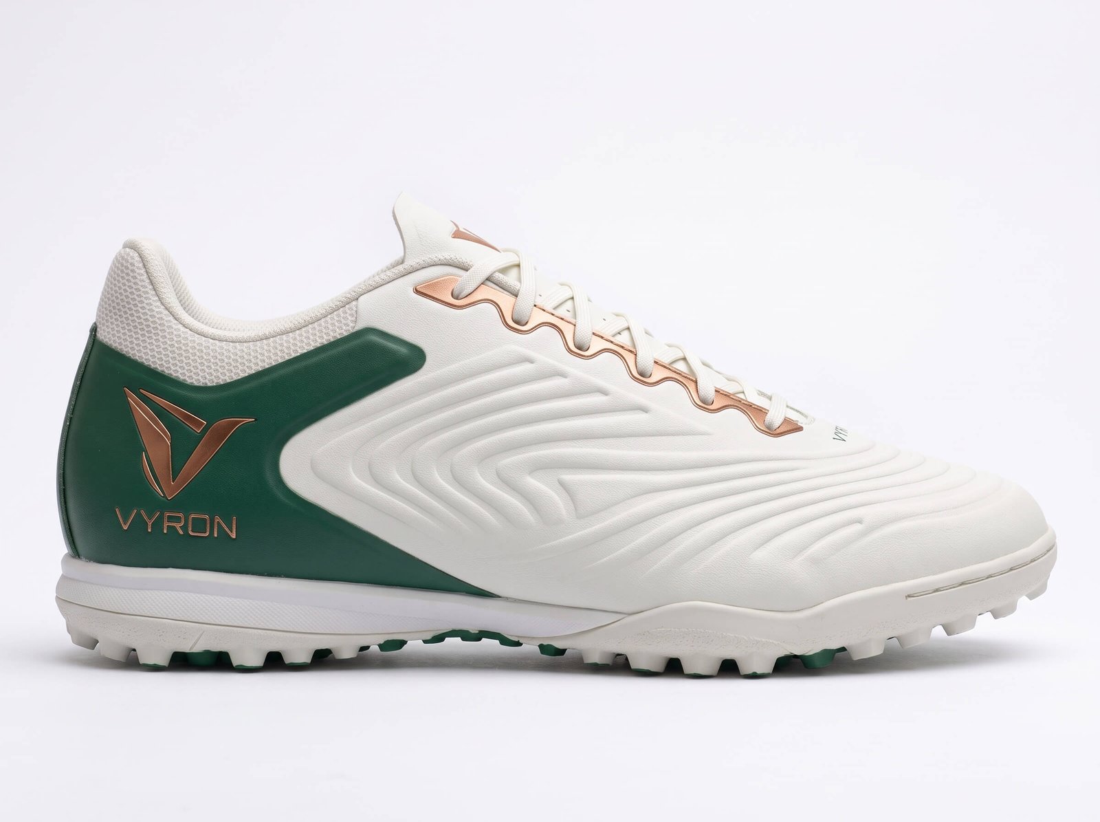 Vyron Kinetic TF Pro Ihre Stärke auf dem Platz liegt in der Verbindung zum Boden verborgen. Unsere Kollektion bietet spezielle Sohlentechnologien, die für FG (Fester Rasen), SG (Weicher Rasen), AG (Kunstrasen), TF (Turf), IC (Halle) und Laufdynamiken geeignet sind. Fügen Sie mit unserer Größenauswahl von 28 bis 45, die vom Nachwuchs bis zur ersten Mannschaft reicht, die richtige Ausrüstung zur Maximierung der Leistung jedes Athleten Ihrer Angebotsliste hinzu.