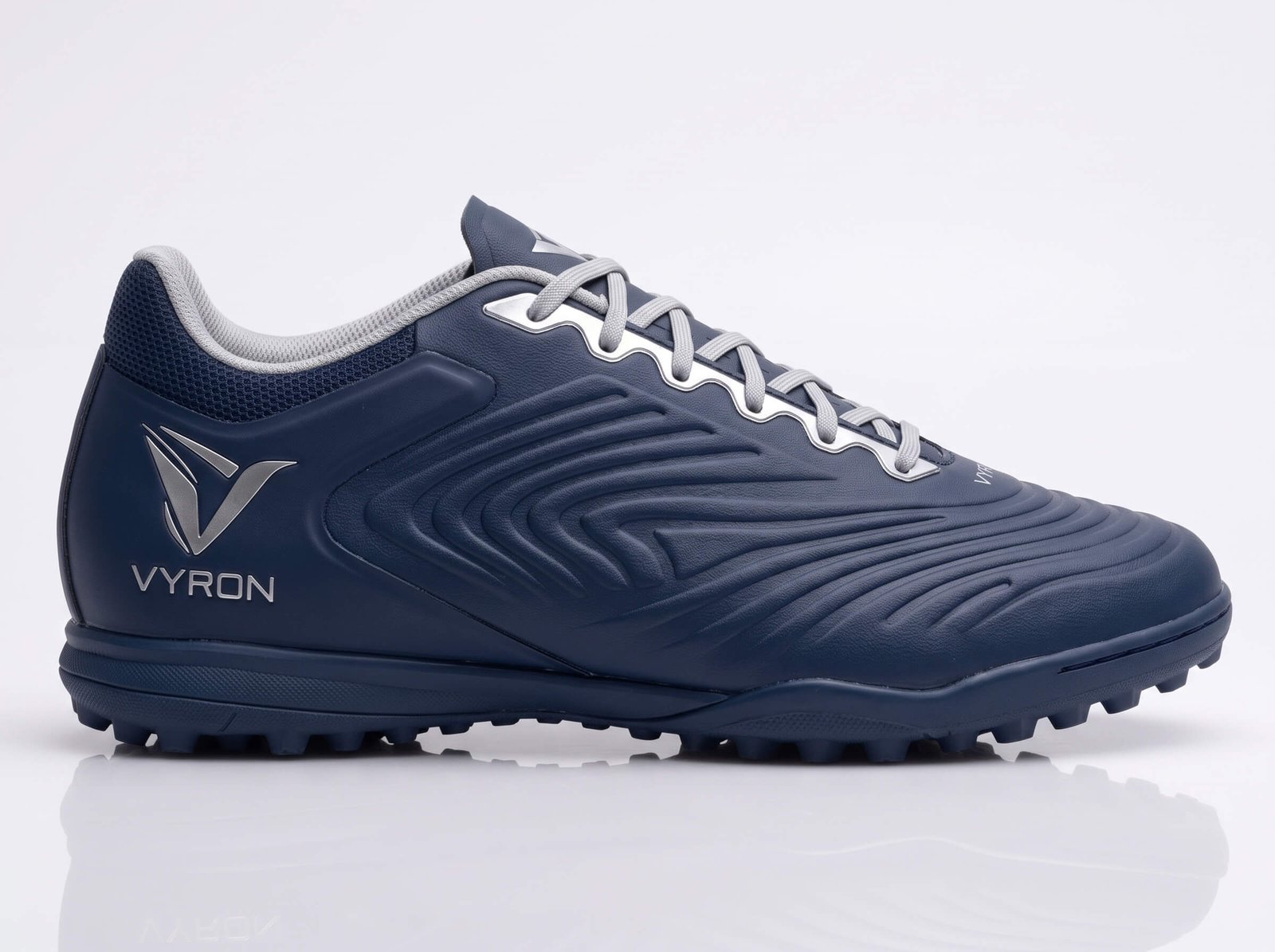 Vyron Kinetic TF Pro Ihre Stärke auf dem Platz liegt in der Verbindung zum Boden verborgen. Unsere Kollektion bietet spezielle Sohlentechnologien, die für FG (Fester Rasen), SG (Weicher Rasen), AG (Kunstrasen), TF (Turf), IC (Halle) und Laufdynamiken geeignet sind. Fügen Sie mit unserer Größenauswahl von 28 bis 45, die vom Nachwuchs bis zur ersten Mannschaft reicht, die richtige Ausrüstung zur Maximierung der Leistung jedes Athleten Ihrer Angebotsliste hinzu.