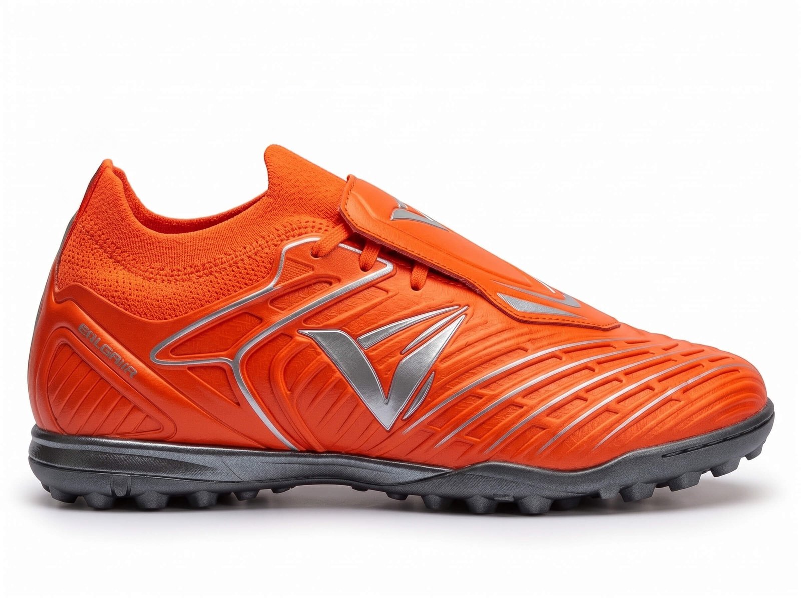 Vyron Quantum TF Pro Ihre Stärke auf dem Platz liegt in der Verbindung zum Boden verborgen. Unsere Kollektion bietet spezielle Sohlentechnologien, die für FG (Fester Rasen), SG (Weicher Rasen), AG (Kunstrasen), TF (Turf), IC (Halle) und Laufdynamiken geeignet sind. Fügen Sie mit unserer Größenauswahl von 28 bis 45, die vom Nachwuchs bis zur ersten Mannschaft reicht, die richtige Ausrüstung zur Maximierung der Leistung jedes Athleten Ihrer Angebotsliste hinzu.