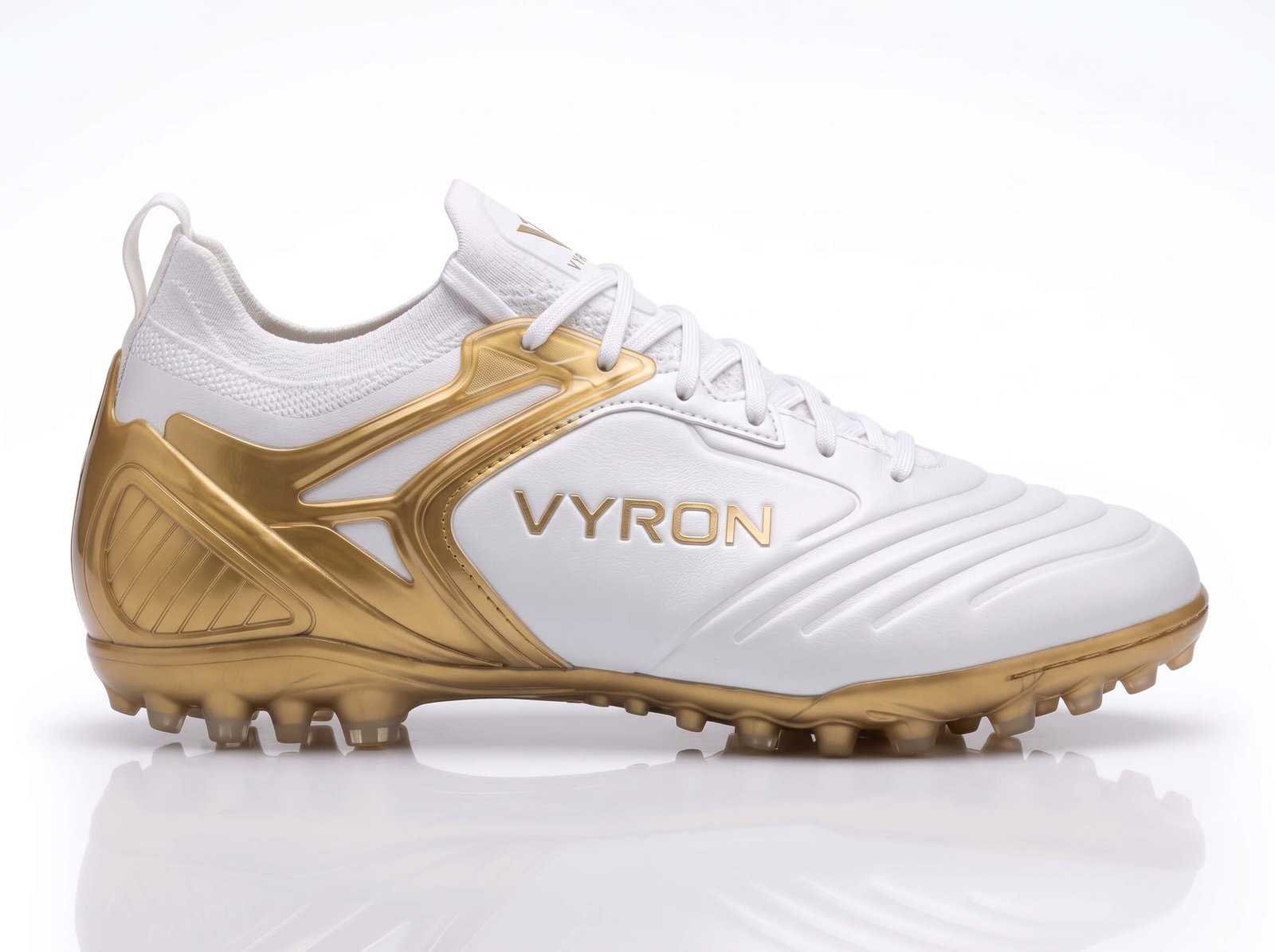 Vyron Flux TF Pro Ihre Stärke auf dem Platz liegt in der Verbindung zum Boden verborgen. Unsere Kollektion bietet spezielle Sohlentechnologien, die für FG (Fester Rasen), SG (Weicher Rasen), AG (Kunstrasen), TF (Turf), IC (Halle) und Laufdynamiken geeignet sind. Fügen Sie mit unserer Größenauswahl von 28 bis 45, die vom Nachwuchs bis zur ersten Mannschaft reicht, die richtige Ausrüstung zur Maximierung der Leistung jedes Athleten Ihrer Angebotsliste hinzu.