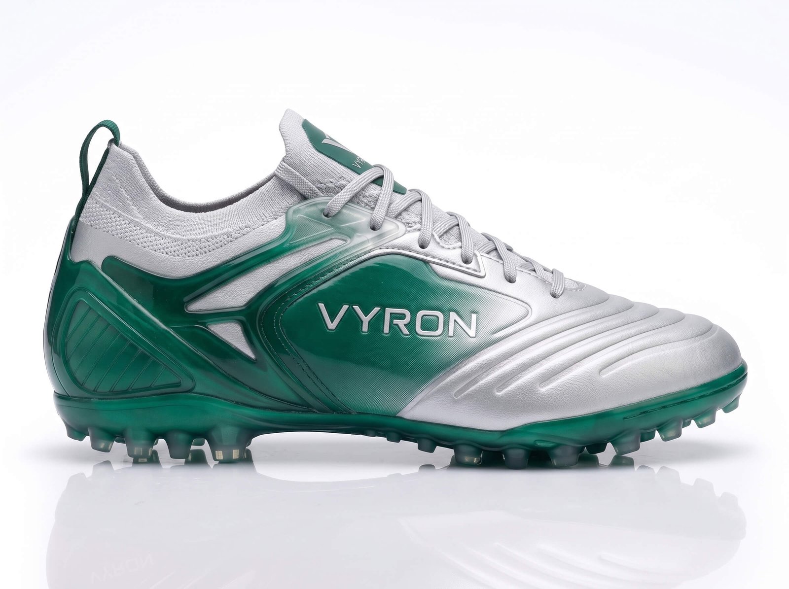 Vyron Flux TF Pro Ihre Stärke auf dem Platz liegt in der Verbindung zum Boden verborgen. Unsere Kollektion bietet spezielle Sohlentechnologien, die für FG (Fester Rasen), SG (Weicher Rasen), AG (Kunstrasen), TF (Turf), IC (Halle) und Laufdynamiken geeignet sind. Fügen Sie mit unserer Größenauswahl von 28 bis 45, die vom Nachwuchs bis zur ersten Mannschaft reicht, die richtige Ausrüstung zur Maximierung der Leistung jedes Athleten Ihrer Angebotsliste hinzu.