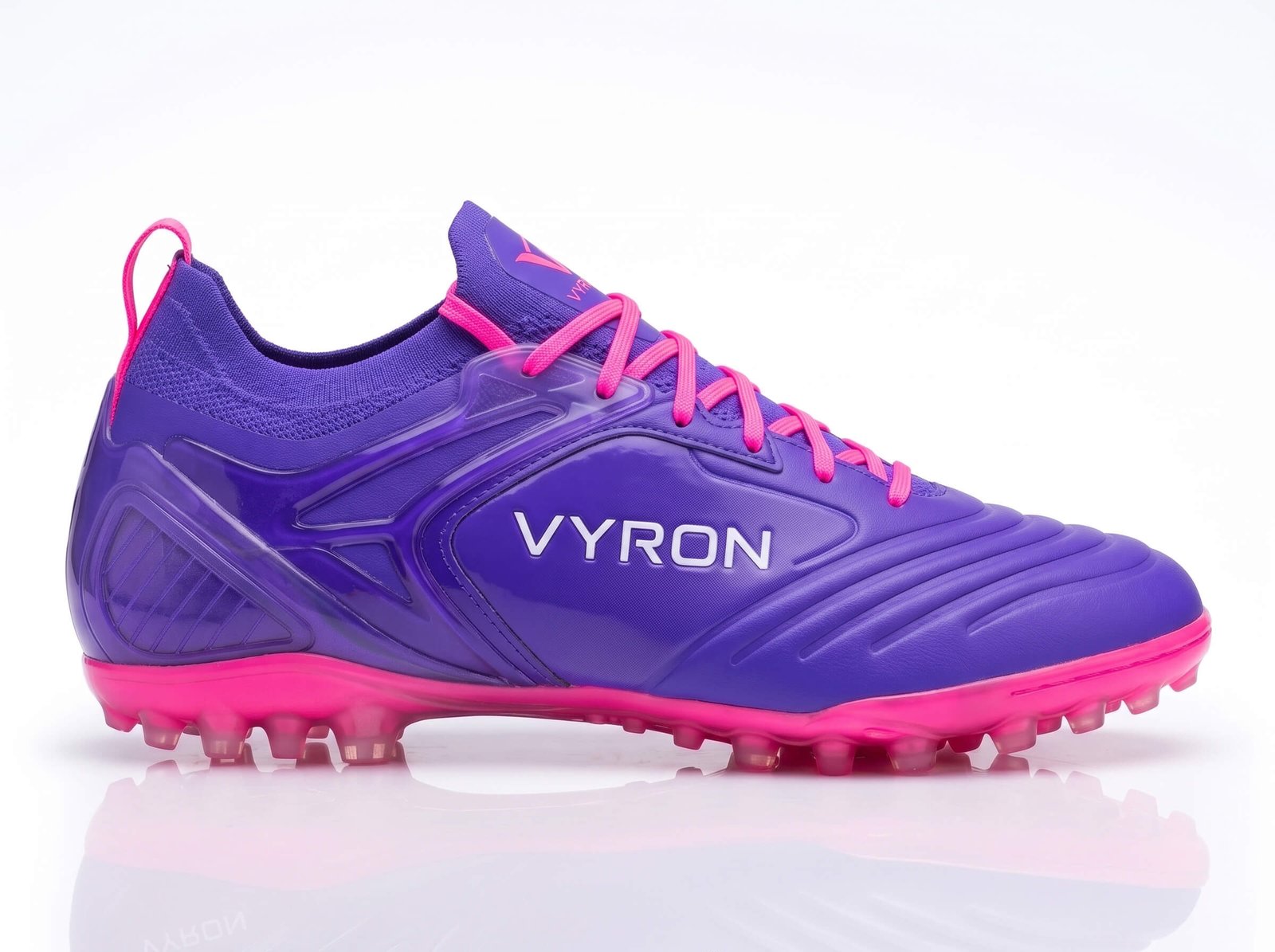Vyron Flux TF Pro Ihre Stärke auf dem Platz liegt in der Verbindung zum Boden verborgen. Unsere Kollektion bietet spezielle Sohlentechnologien, die für FG (Fester Rasen), SG (Weicher Rasen), AG (Kunstrasen), TF (Turf), IC (Halle) und Laufdynamiken geeignet sind. Fügen Sie mit unserer Größenauswahl von 28 bis 45, die vom Nachwuchs bis zur ersten Mannschaft reicht, die richtige Ausrüstung zur Maximierung der Leistung jedes Athleten Ihrer Angebotsliste hinzu.